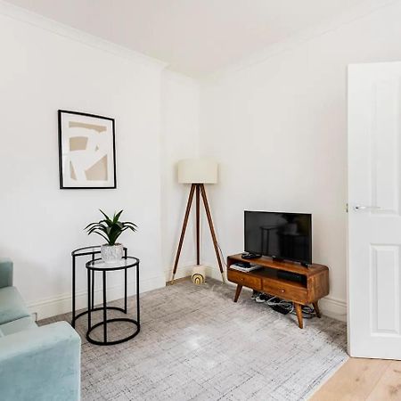 Stylish One Bedroom Apartment In Greater Londra Esterno foto